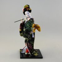 Кукла гейша с флейтой, черное кимоно с цветами, 12 